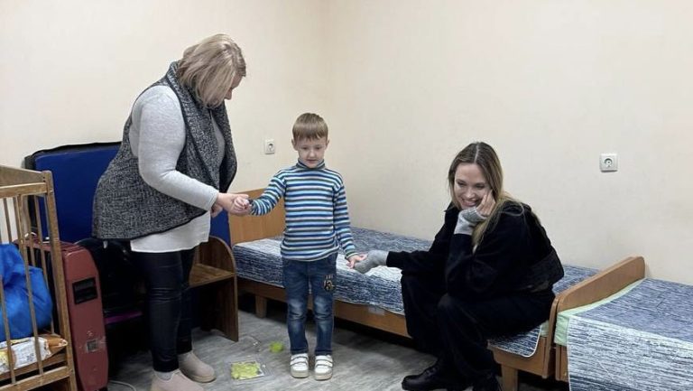 Анджеліна Джолі розповіла про поїздку до Миколаєва та Херсона і «сафарі на людей» з боку дронів рф